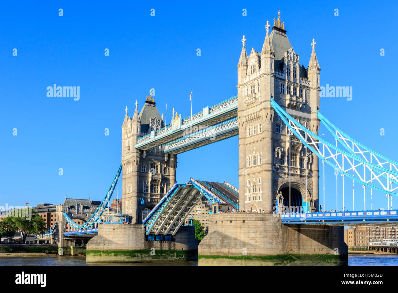 Il Tower Bridge di Londra con ponte levatoio aperto su un giorno senza nuvole Foto Stock