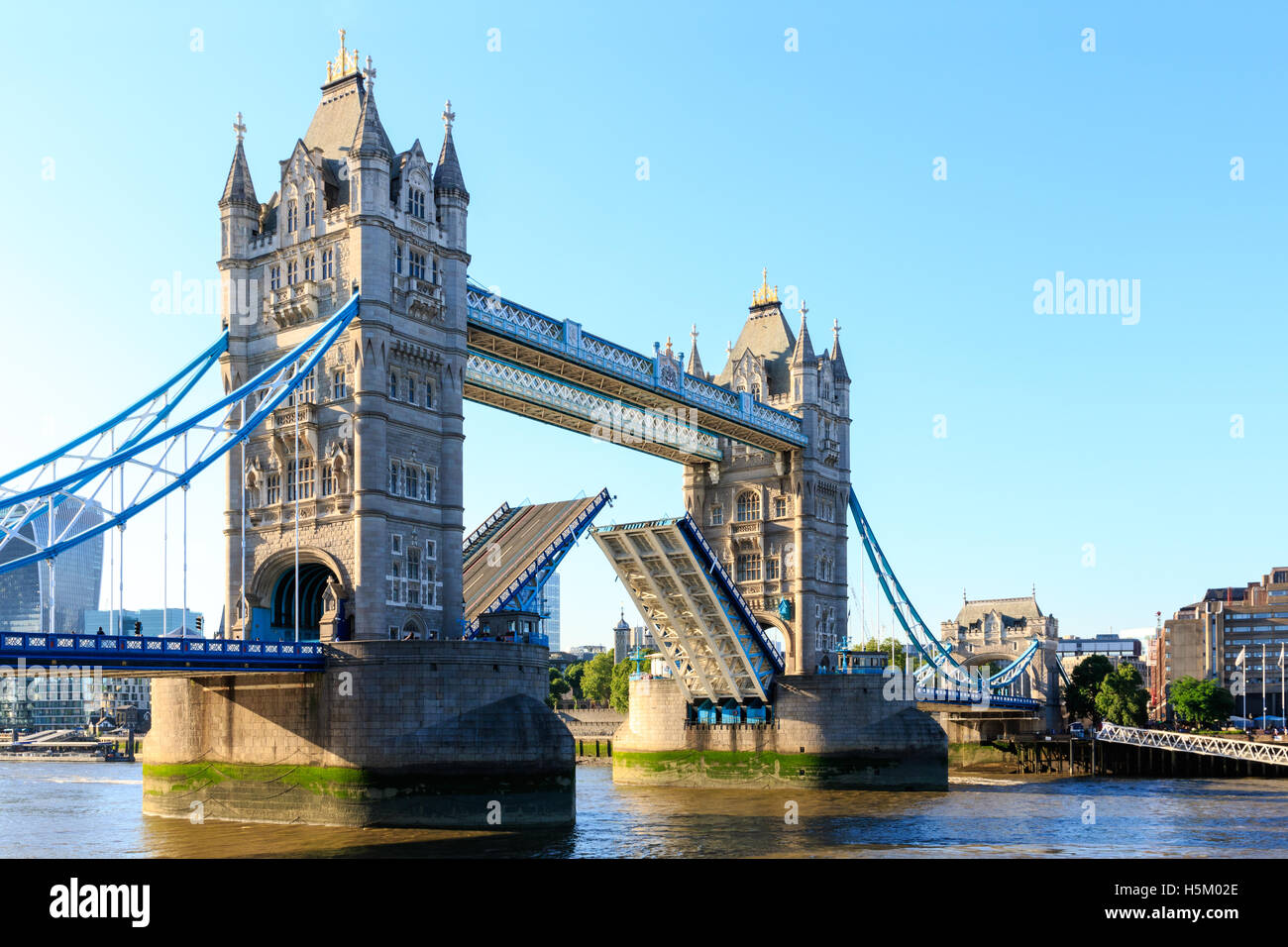 Il Tower Bridge di Londra con ponte levatoio aperto su un giorno senza nuvole Foto Stock