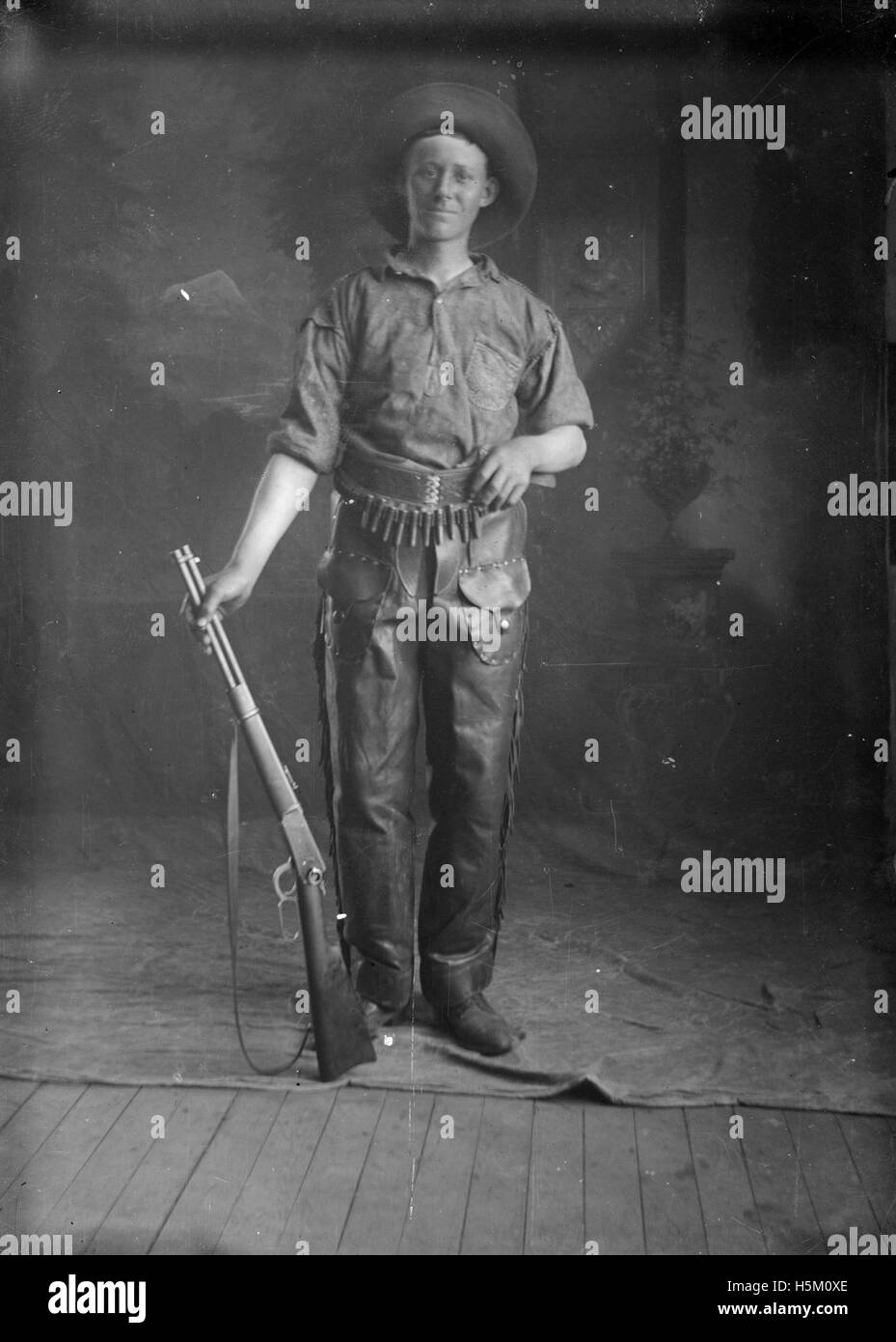 Questo ritratto raffigura un cowboy o scout di Bowden, Alberta, catturato nella 257a cornice della collezione. Essa mette in evidenza il ruolo dell’individuo nel patrimonio culturale della regione. Foto Stock