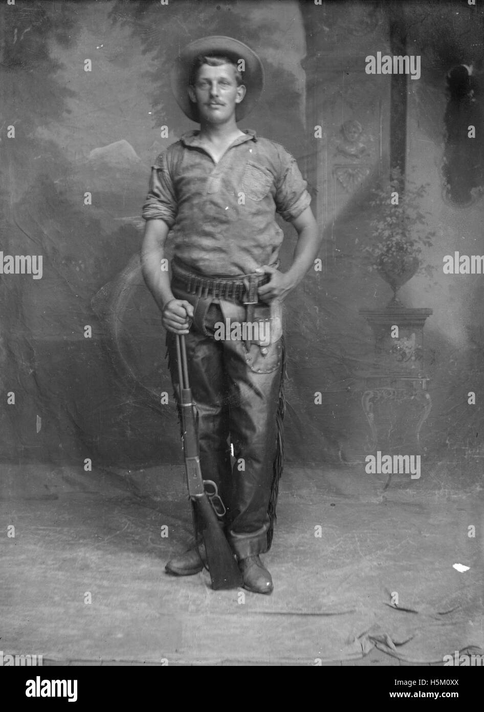 Un ritratto di un cowboy o di un esploratore di Bowden, Alberta. Questa immagine fa parte della storia culturale del Canada, che rappresenta la vita nell'ovest canadese durante un periodo di insediamento pionieristico. Foto Stock