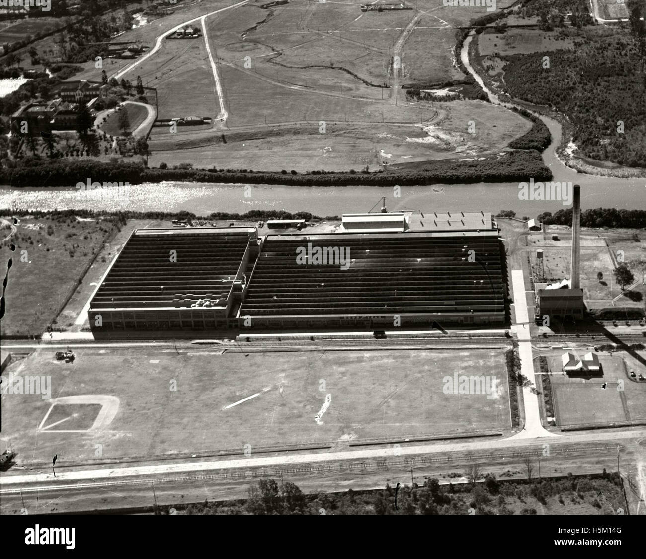 Lo stabilimento Goodyear Tyre Company di Granville, Australia, è mostrato in questa fotografia aerea del 1936. L'immagine evidenzia l'importanza della fabbrica nell'industria degli pneumatici australiana e il suo significato storico nella produzione durante gli anni '1930 Foto Stock