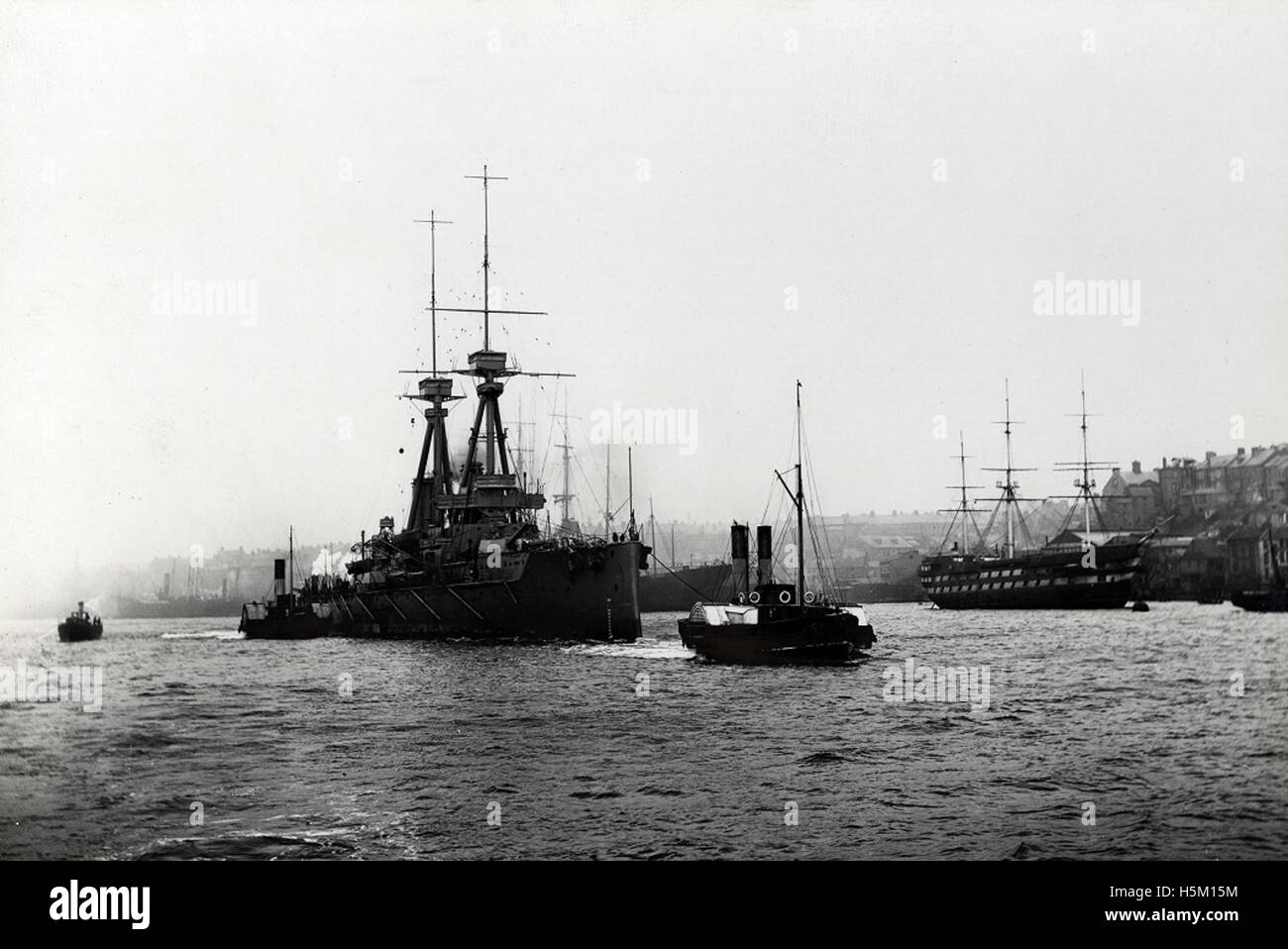 La HMS 'Superb', una nave da battaglia britannica, si vede passare davanti a North Shields durante la prima guerra mondiale. La nave fu coinvolta nella battaglia dello Jutland e aveva collegamenti con la storia marittima di Tyneside e la T.S. Wellesley Nautical School. Foto Stock