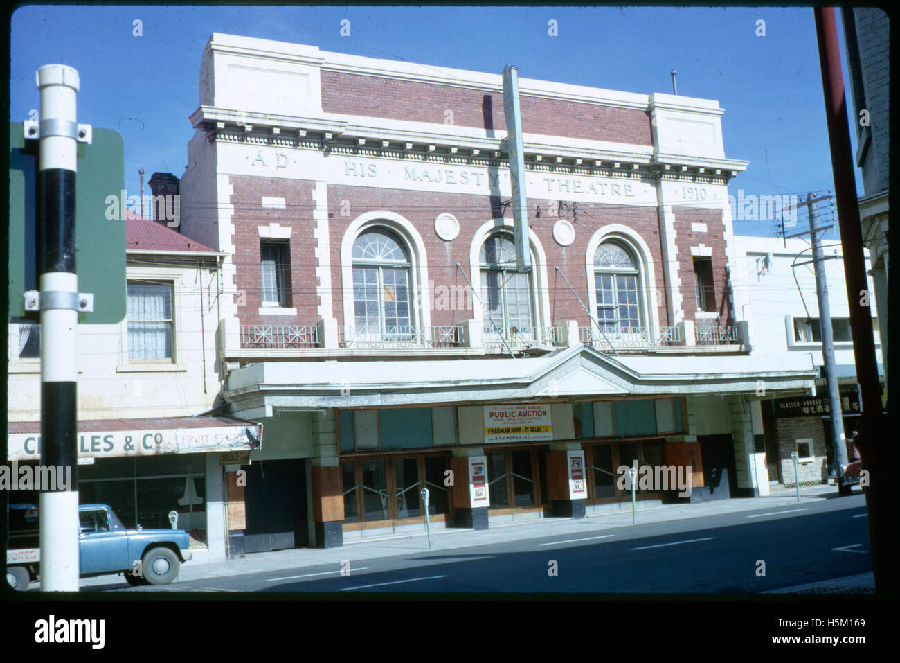 His Majesty's Theatre, situato in Liverpool Street a Hobart, Tasmania, era un luogo di primo piano per il cinema e l'intrattenimento. Questa fotografia del 1975 circa cattura il significato storico dell'edificio e il suo ruolo nella vita culturale della zona, così come conservato nell'Archivio della Tasmania e nell'Ufficio del Patrimonio. Foto Stock