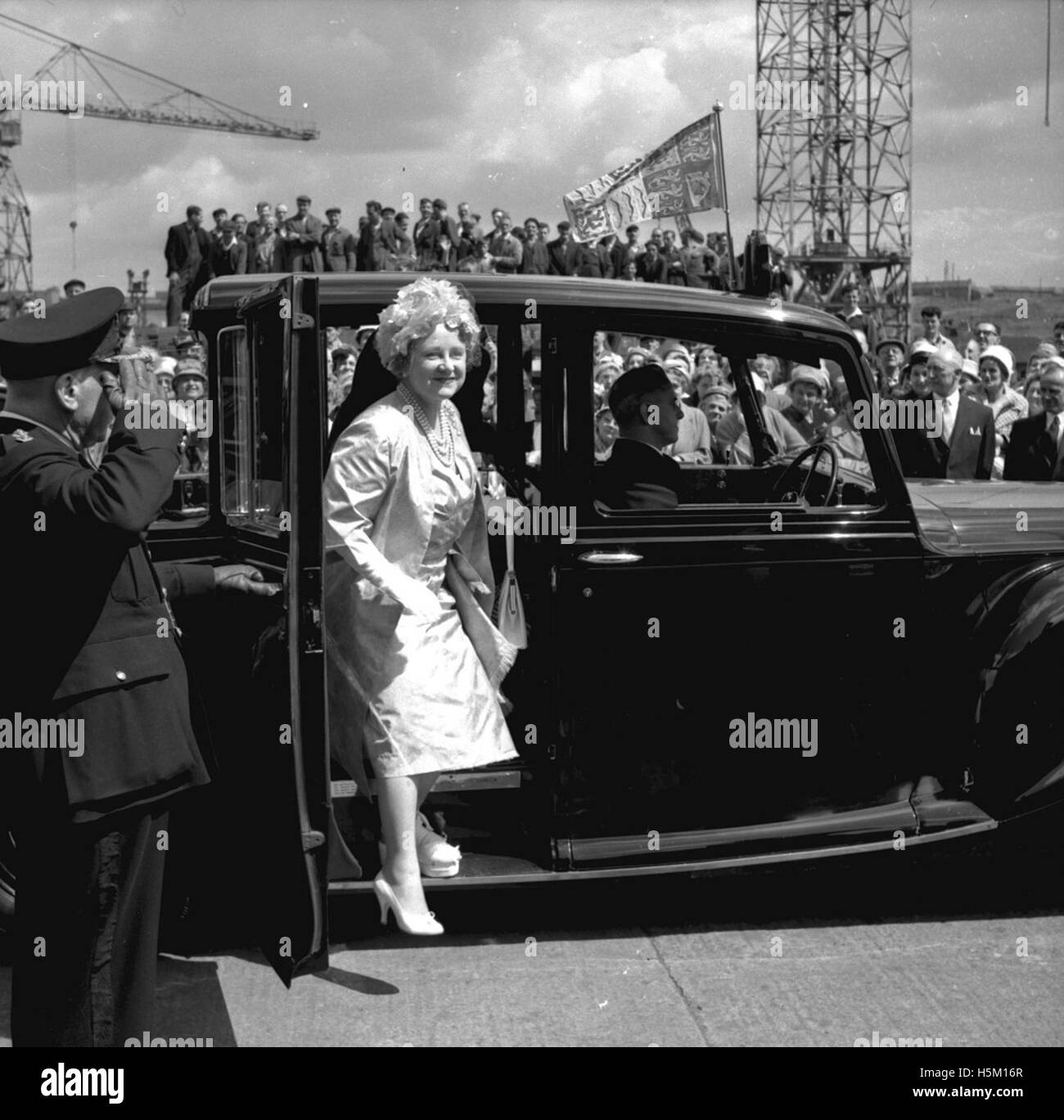 Una fotografia degli anni '1960 che mostra la Regina madre che arriva al Walker Naval Yard a Newcastle upon Tyne. Questo evento ha segnato una visita reale durante le operazioni di costruzione navale del cantiere, una parte fondamentale della storia marittima britannica. Foto Stock