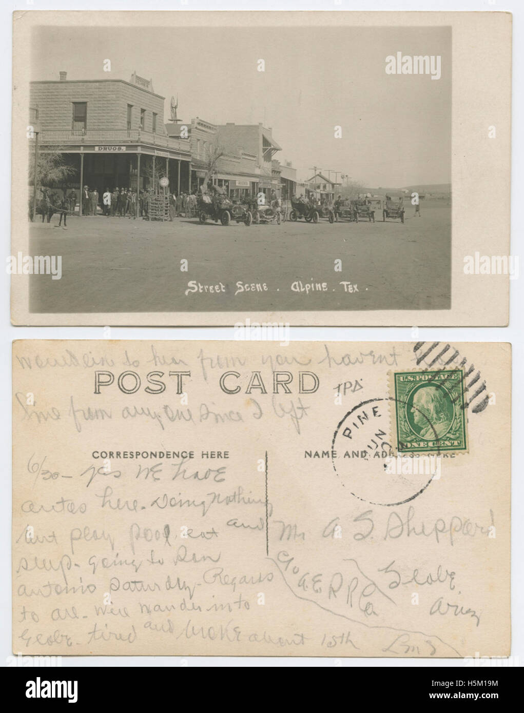 Una vera cartolina fotografica (RPPC) che cattura una scena di strada ad Alpine, Texas, mostrando il layout urbano, le automobili e i negozi al dettaglio della città. L'immagine fornisce informazioni sull'architettura e il commercio dei primi anni del XX secolo in questa regione degli Stati Uniti Foto Stock