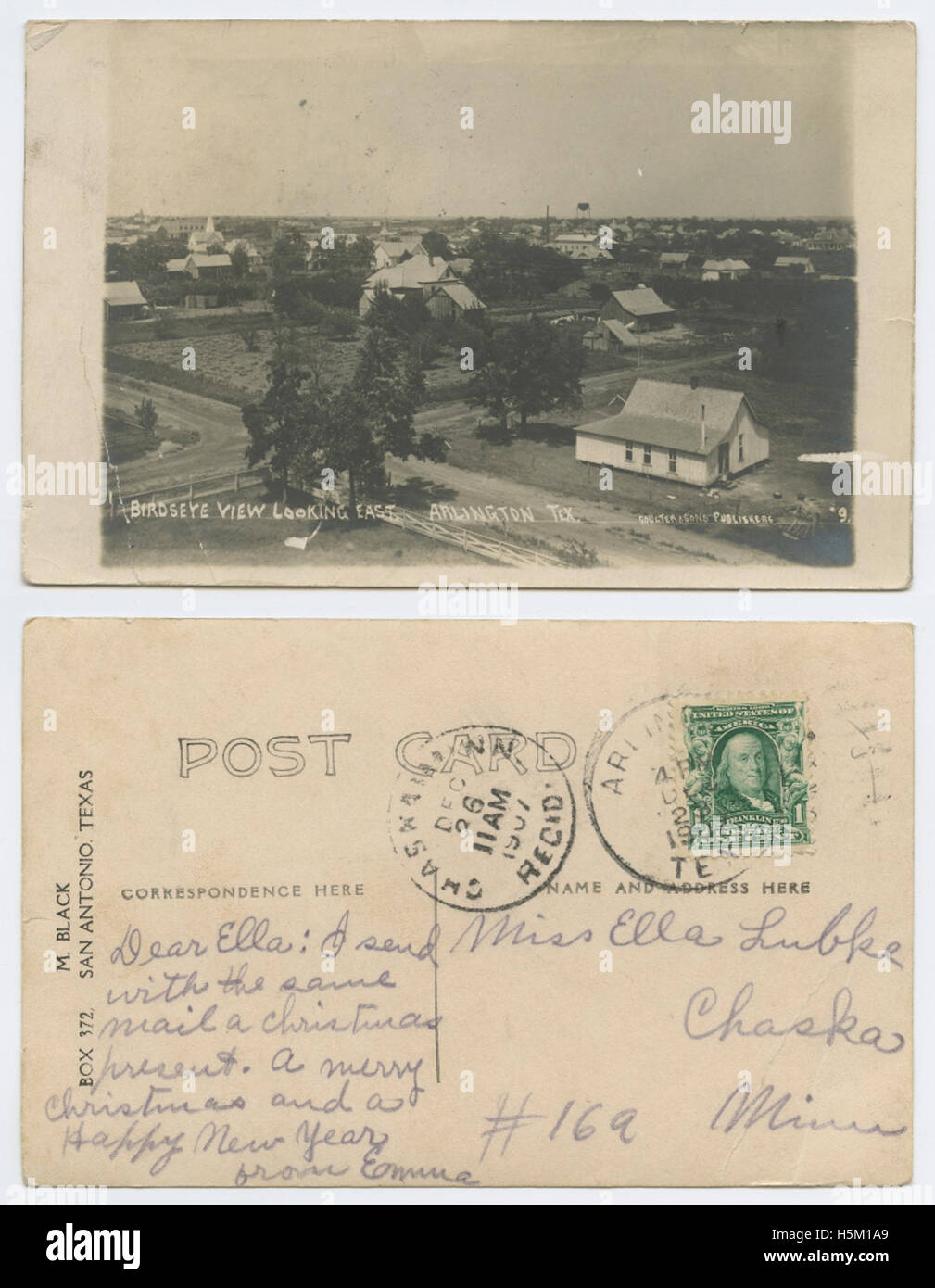 Una vista dall'alto di Arlington, Texas, che mostra una combinazione di case residenziali, fattorie e città. Questa cartolina fotografica reale (RPPC) dei primi anni del XX secolo mostra lo sviluppo della regione. Foto Stock