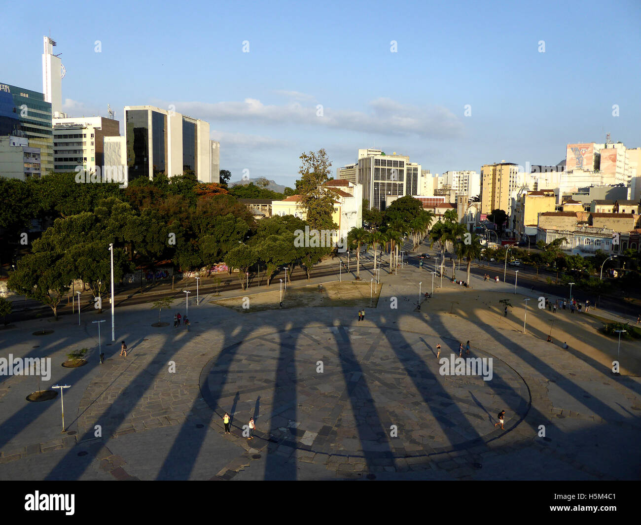 Rio de Janeiro in Brasile 2016 Il Bonde ( Tram ) attraversa il Arcos de Lapa ( acquedotto ) nella Santa Teresa & Lapa distretti Foto Stock