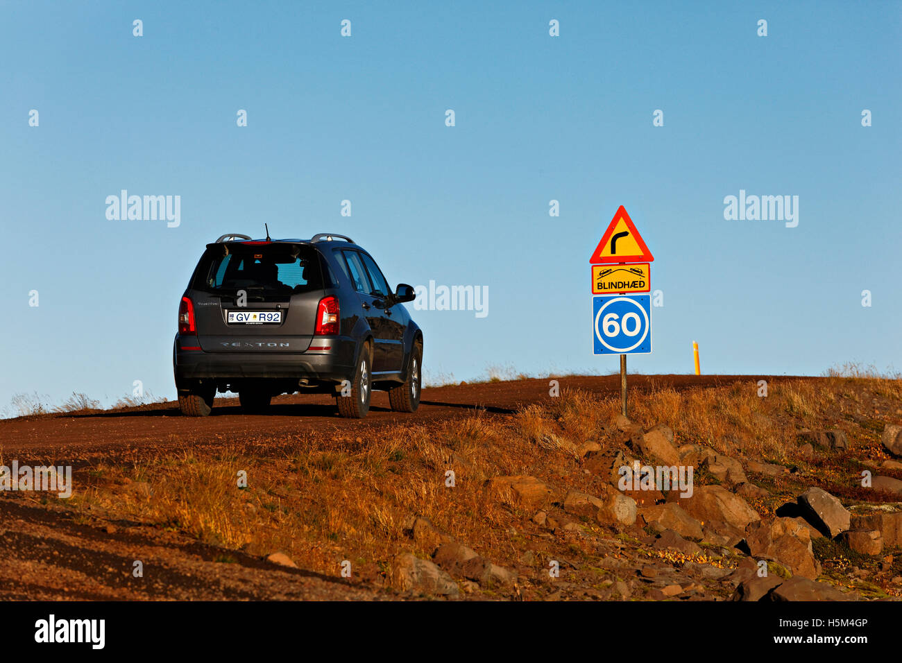 Testa di cieco il traffico stradale segno con auto, Westfjörds, Islanda, Atlantico del Nord, Europa Foto Stock