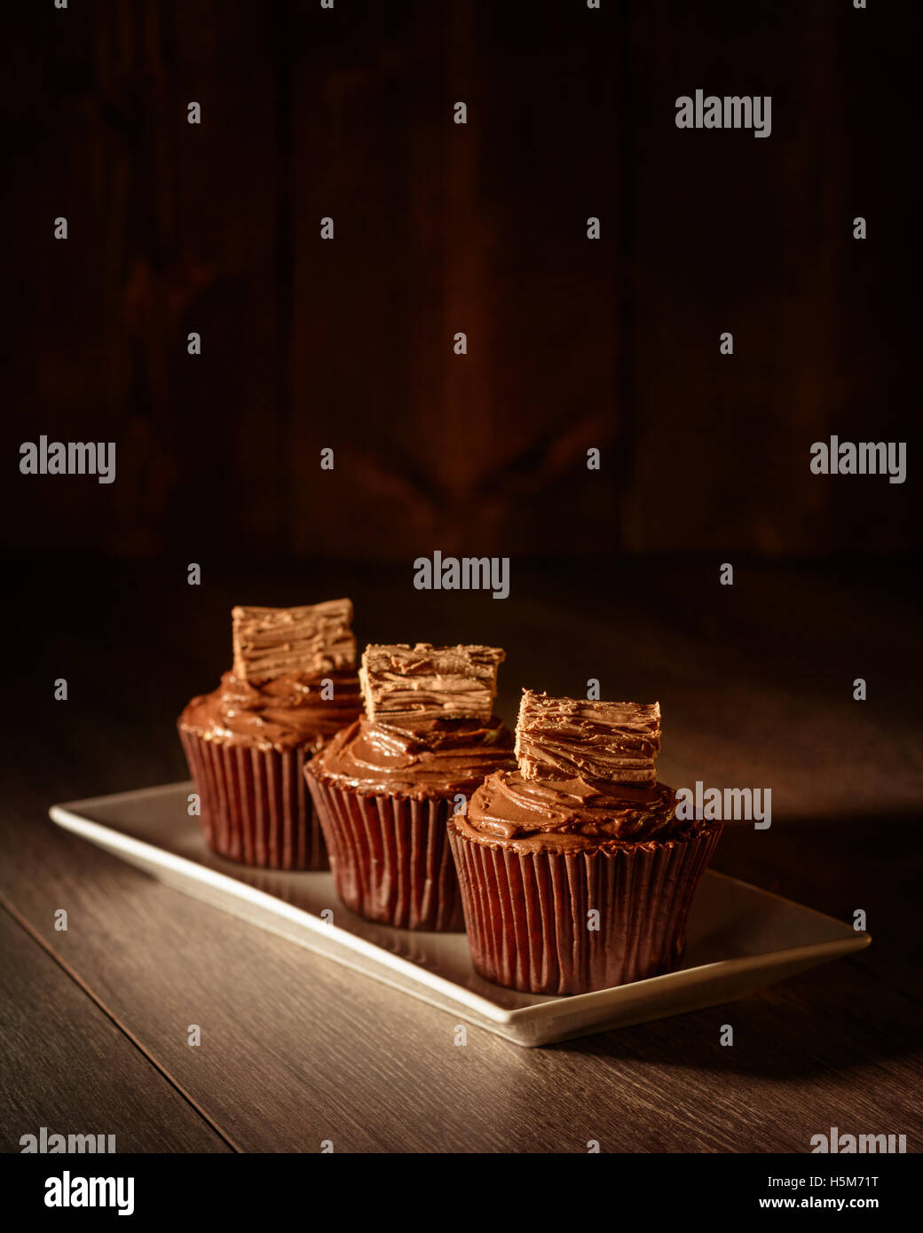 Tre torte al cioccolato decorato con fiocchi - focus sul panello anteriore Foto Stock