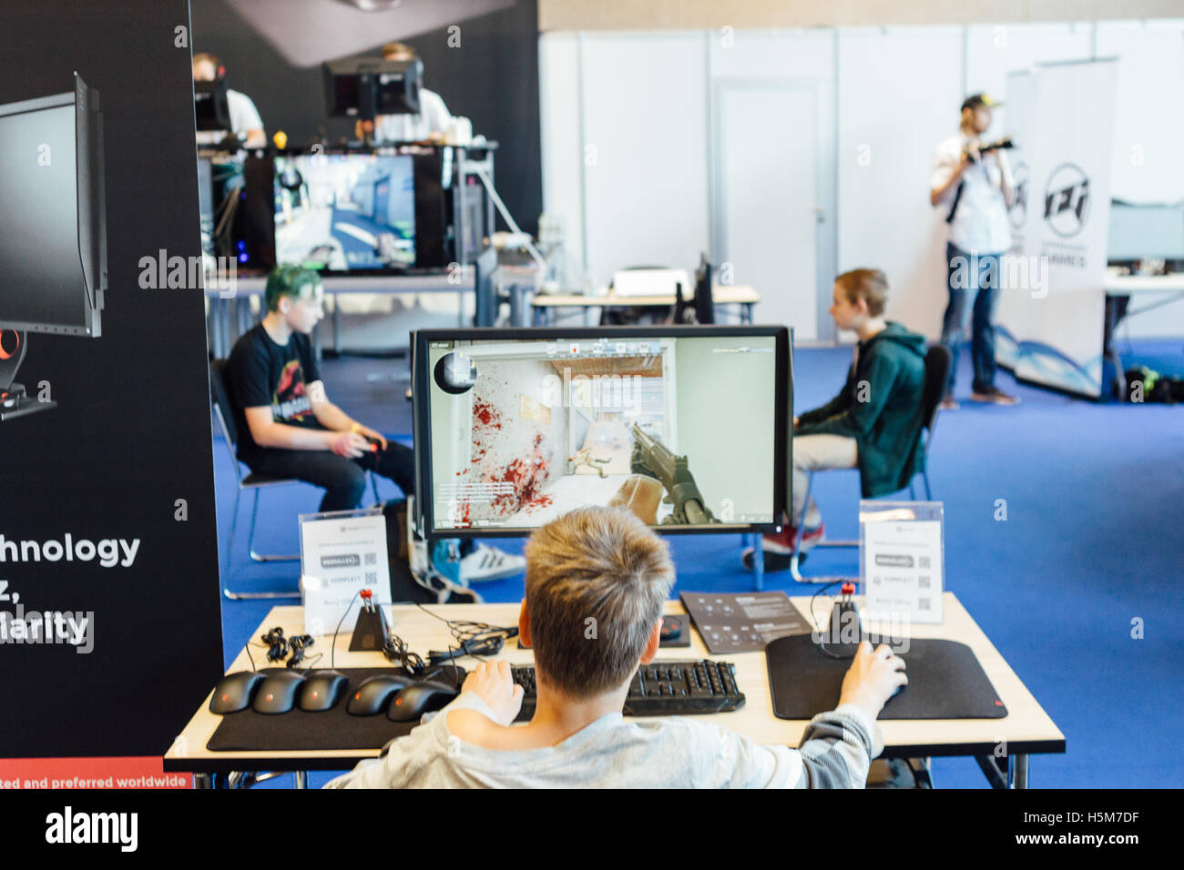 I giocatori di giocare e il test di nuovi giochi di computer al Comic Con Copenaghen 2016. Foto Stock