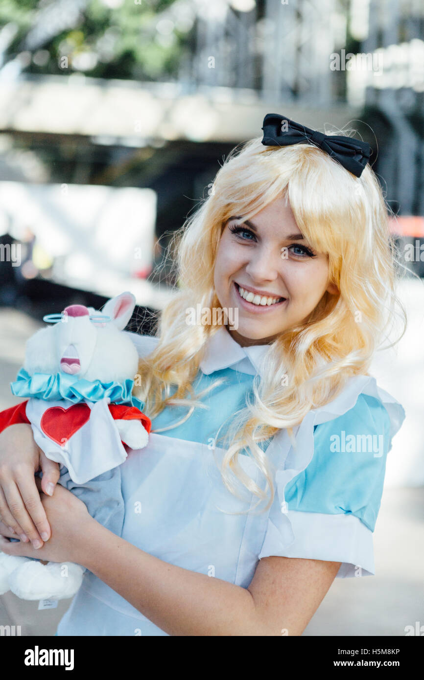 Un cosplayer indossa un Alice nel Paese delle Meraviglie costume