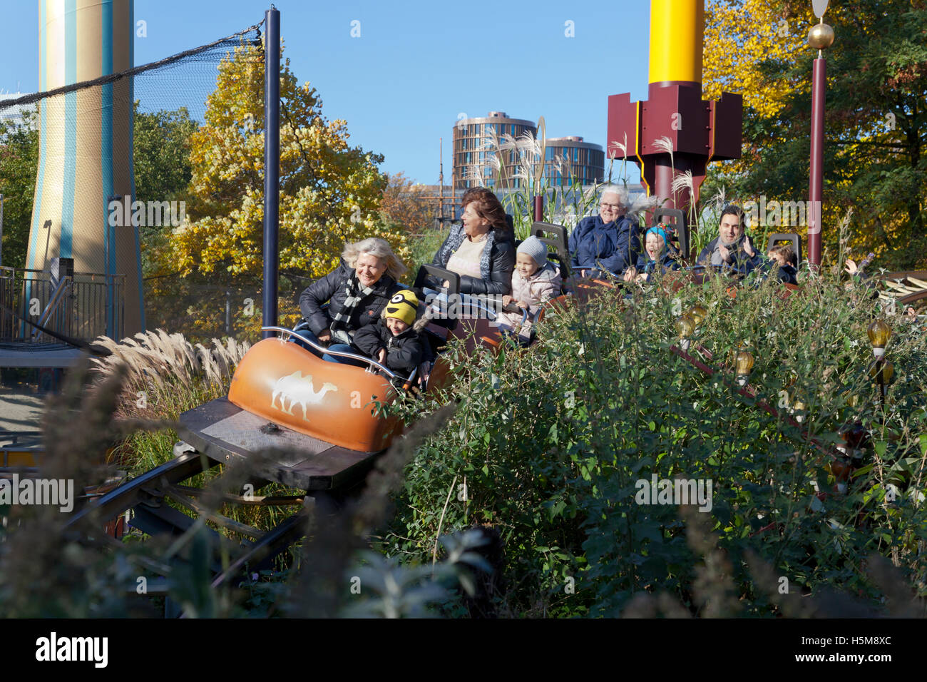 Nonne e nipoti godono di un comune brivido in la carovana del Giro. I Giardini di Tivoli, Copenaghen. Tema di Halloween. Foto Stock