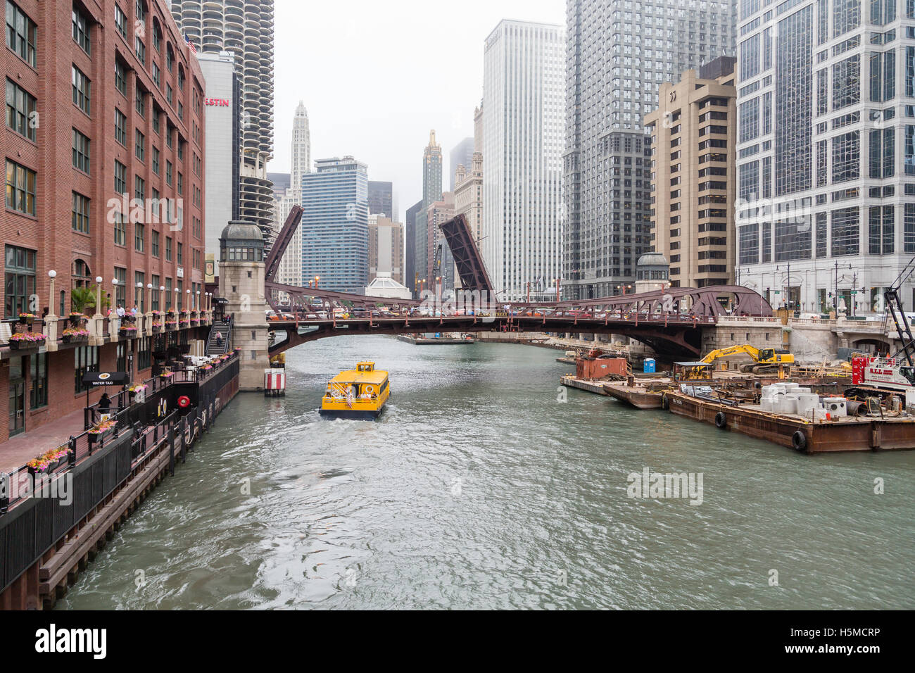 Il Fiume Giallo Taxi a Chicago vicino a Clark Street Foto Stock