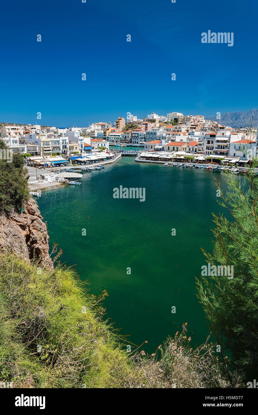 Città balneare di Agios Nikolaos situato sul lato nord-est di Creta, Grecia. Foto Stock