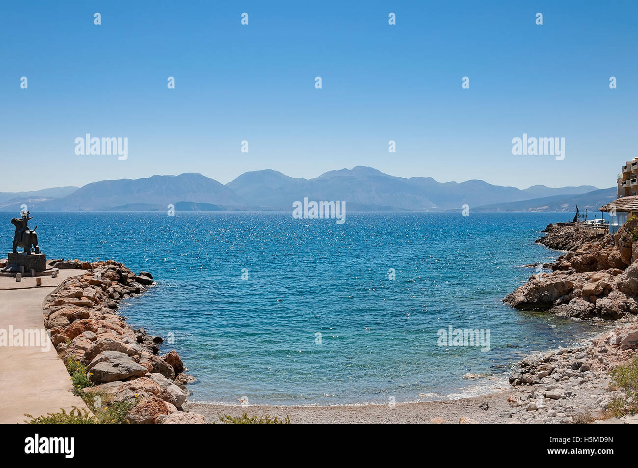 Una spettacolare veduta di una catena montuosa di tutta l'acqua sull'isola greca di creta. Foto Stock