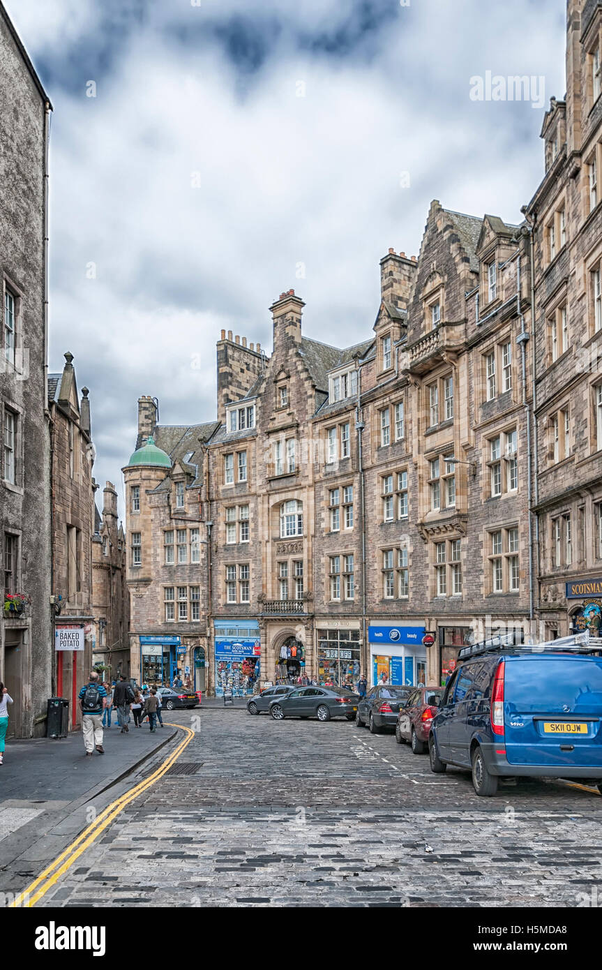 Il Royal Mile è un susseguirsi di strade che formano la principale arteria della Città Vecchia di Edimburgo, Scozia Foto Stock