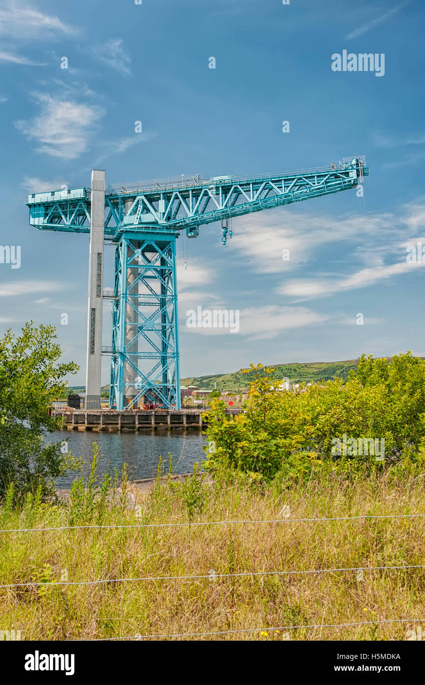 La grande gru titano che si siede da solo all'ora demolito sito di John Brown's cantiere in Clydebank. La gru è stata la prima Foto Stock