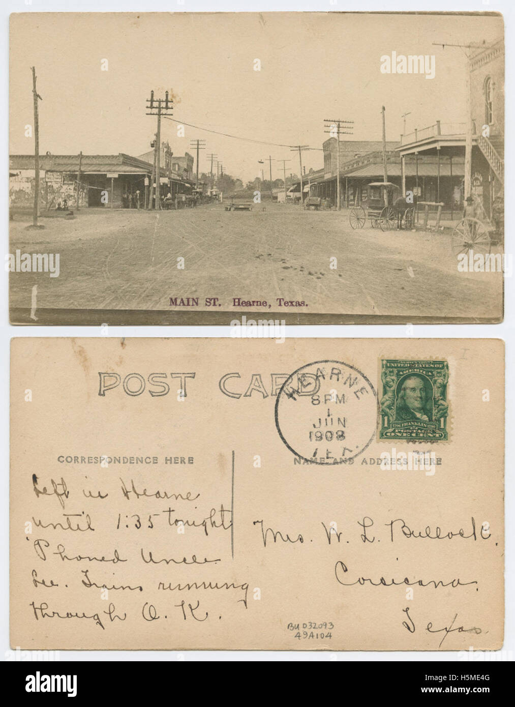 Questa immagine presenta edifici commerciali lungo Main Street a Hearne, Texas, che mostrano l'architettura e il paesaggio urbano della piccola città del Texas all'inizio del XX secolo. Foto Stock