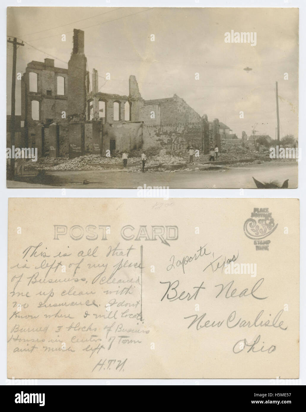 Una fotografia raffigurante le conseguenze di un incendio a la porte, Texas, che mostra edifici commerciali danneggiati. L'immagine cattura la distruzione causata dall'incendio in questa regione del Texas. Foto Stock