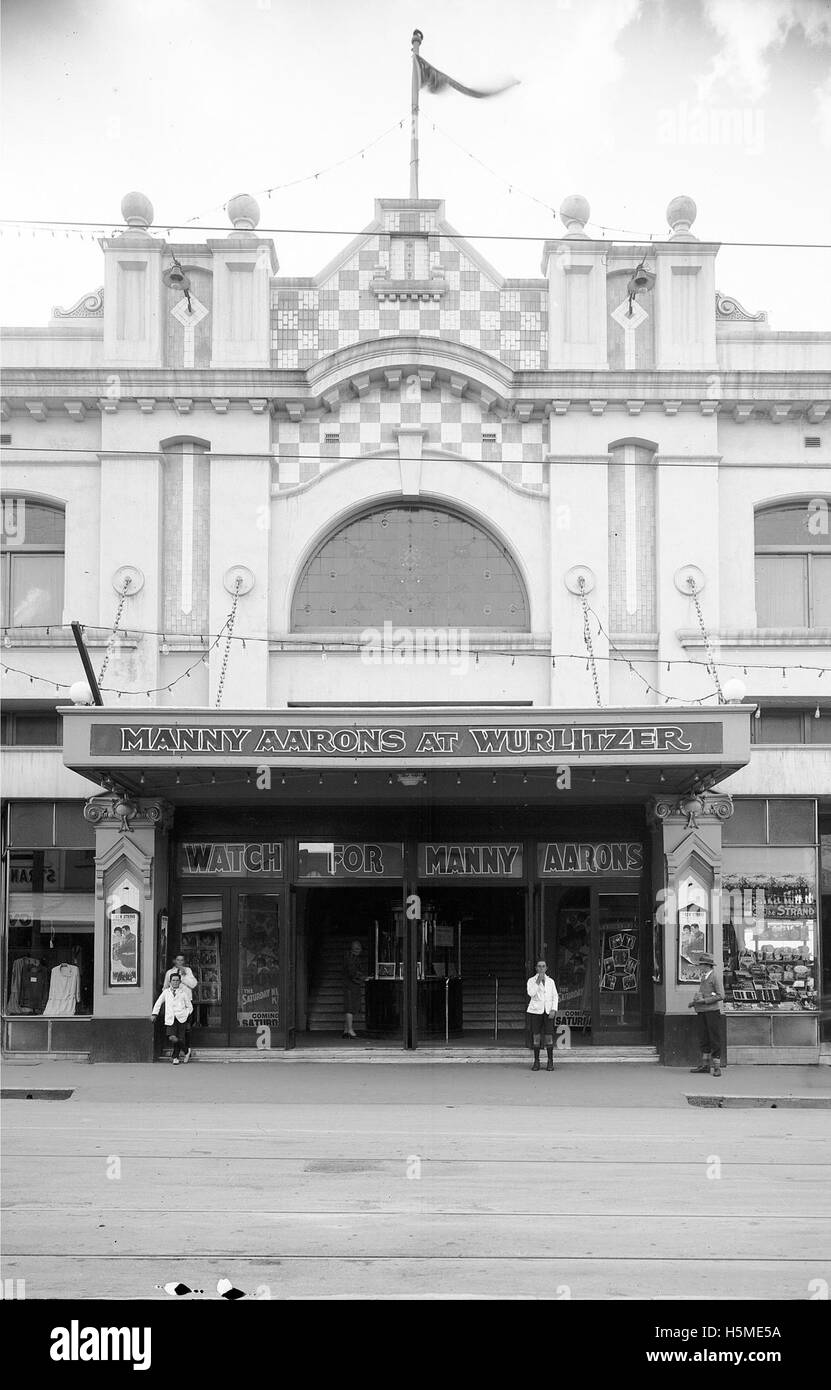Una fotografia dell'ingresso allo Strand Theatre in Liverpool Street a Hobart, Tasmania, del 1930, raffigurante l'architettura cinematografica dei primi anni del XX secolo nella città australiana. Foto Stock