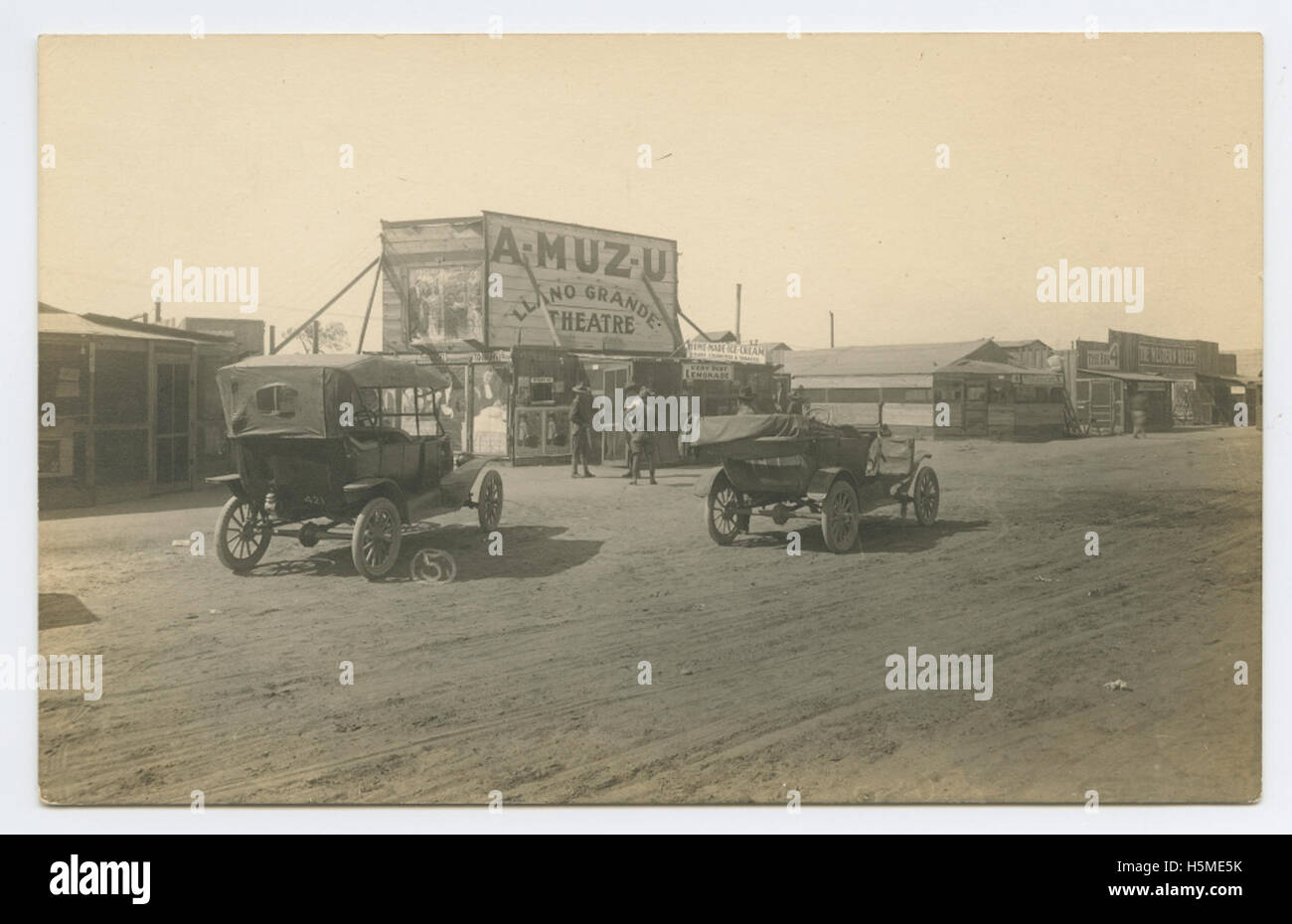 Questa cartolina fotografica reale (RPPC) mostra il Llano grande Theatre in Texas, fornendo un'istantanea del design e del significato del teatro nella comunità locale. Foto Stock