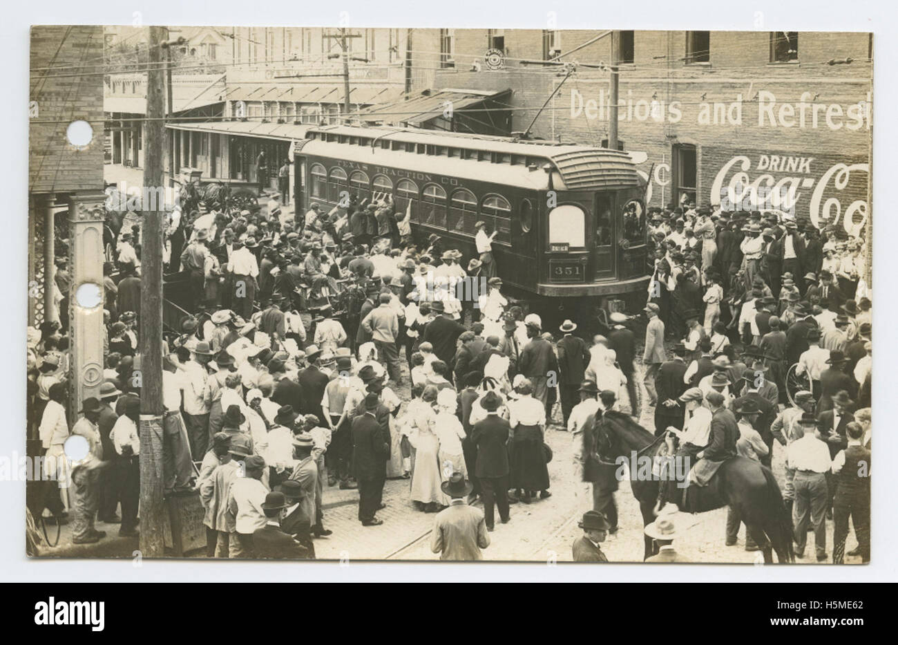 Un'immagine storica del primo giorno di servizio passeggeri sulla Dallas & Sherman Interurban Railroad, con un pullman Clerestory di 100 anni della Northern Texas Traction Co., con folle e tram sulle Texas Street. Foto Stock