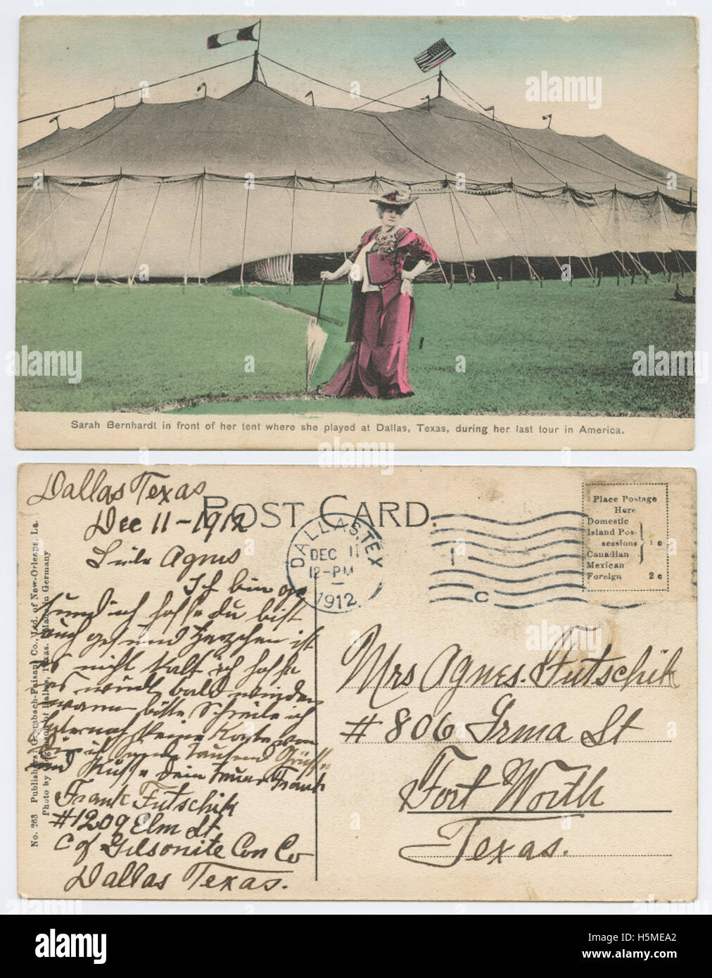 Sarah Bernhardt, la leggendaria attrice teatrale francese, è raffigurata di fronte alla tenda dove si è esibita durante i suoi viaggi. Nota per il suo stile drammatico, le esibizioni di Bernhardt guadagnarono la sua fama internazionale tra la fine del XIX e l'inizio del XX secolo. Foto Stock