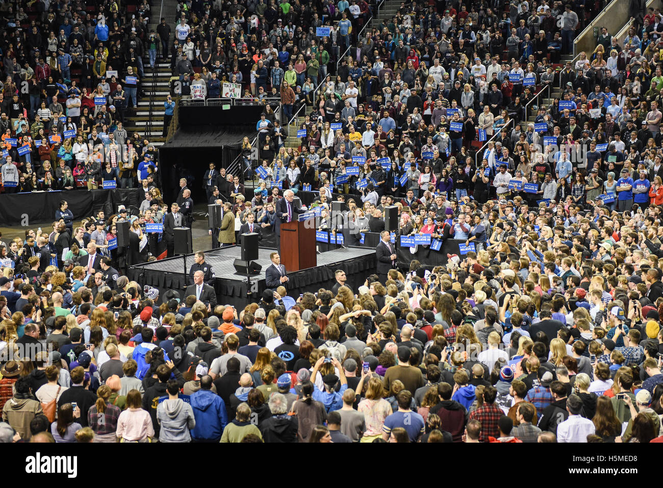 La folla di 10.300 persone attende con impazienza di Bernie Sanders parlare alla Bernie Sanders un futuro di credere nel Rally su Marzo 20, 2016 a Seattle, Washington. Foto Stock