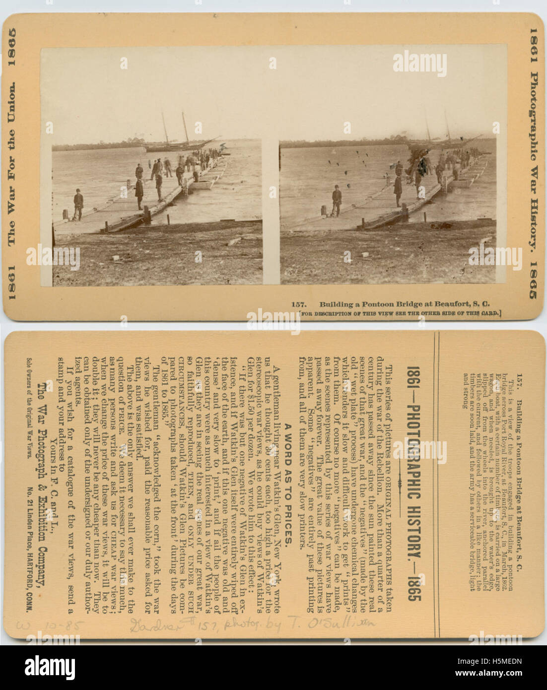 Durante la guerra di secessione americana, i soldati dell'esercito dell'Unione costruirono un ponte sul fiume Beaufort nella Carolina del Sud. Questo metodo di costruzione di ponti era cruciale per attraversare i corpi d'acqua e facilitare i movimenti delle truppe. L'immagine fa parte di una collezione di stereoviste che documenta gli sforzi di ingegneria militare durante la guerra. Foto Stock