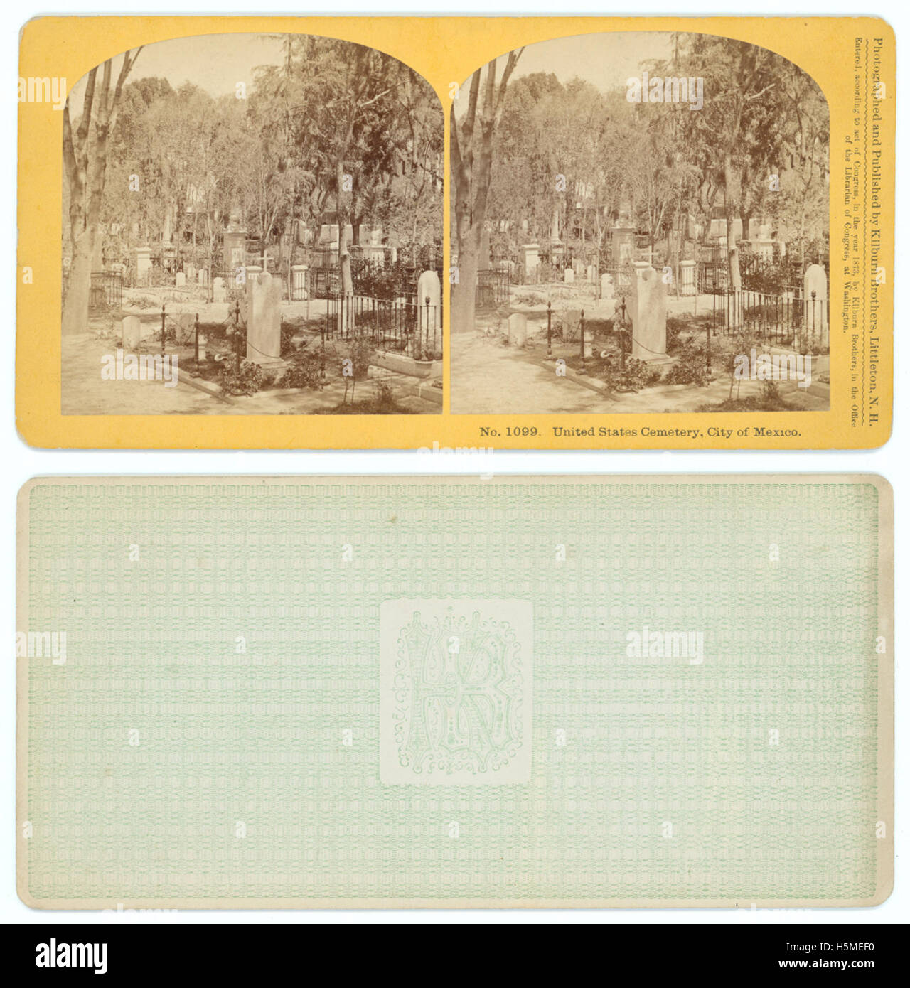 Questa fotografia, scattata da Edward Kilburn, raffigura il cimitero degli Stati Uniti a città del Messico, mostrando monumenti sepolcrali dedicati ai soldati caduti. È un riflesso delle pratiche di memorizzazione e dell'onorabilità del sacrificio militare nei cimiteri nazionali. Foto Stock