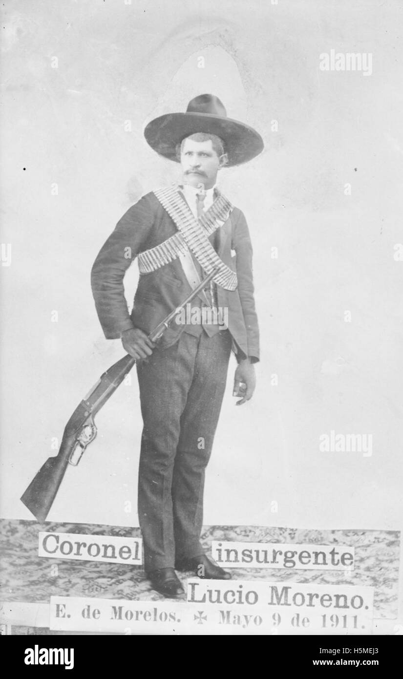 Un'immagine storica con Coronel Insurgente Lucio Moreno e soldati durante la Rivoluzione messicana. La fotografia raffigura i soldati armati di armi da fuoco, catturando l'atmosfera militante e rivoluzionaria del periodo. Foto Stock