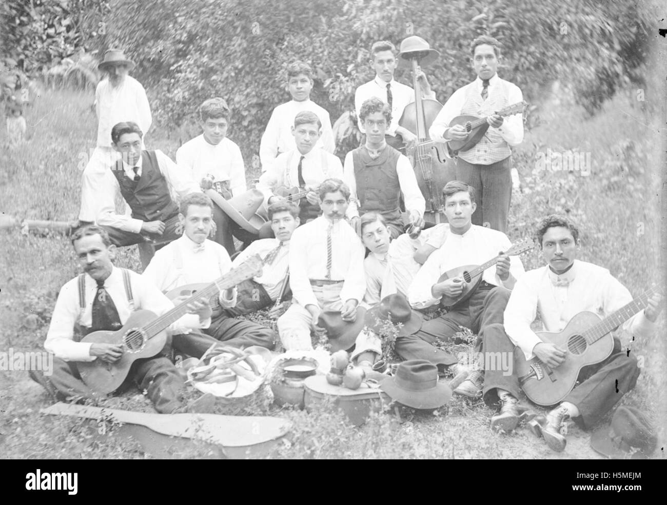 Un gruppo di giovani uomini che possiedono strumenti musicali, eventualmente formando una band o un gruppo. L'immagine suggerisce il loro coinvolgimento in spettacoli musicali o attività culturali durante un periodo storico. Foto Stock Un gruppo di giovani uomini che possiedono strumenti musicali, eventualmente formando una band o un gruppo. L'immagine suggerisce il loro coinvolgimento in spettacoli musicali o attività culturali durante un periodo storico. Foto Stock