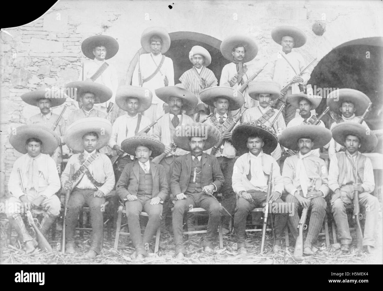 Un'immagine storica che mostra Emiliano Zapata e il suo staff, enfatizzando le figure rivoluzionarie e il loro ruolo nella rivoluzione messicana, compreso il loro uso di armi da fuoco. Foto Stock Un'immagine storica che mostra Emiliano Zapata e il suo staff, enfatizzando le figure rivoluzionarie e il loro ruolo nella rivoluzione messicana, compreso il loro uso di armi da fuoco. Foto Stock