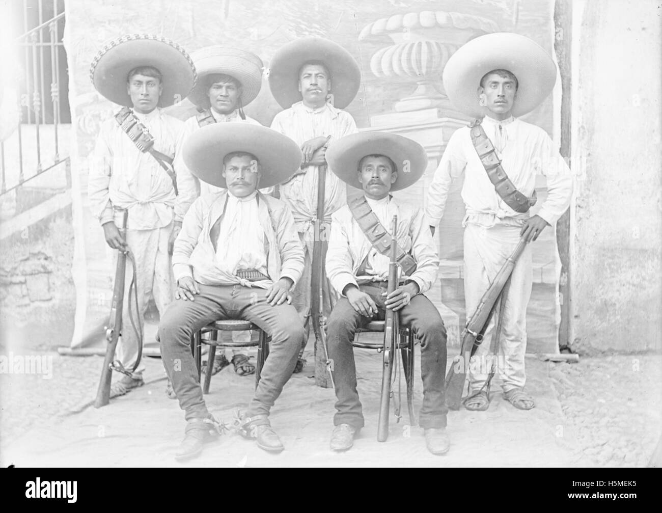 Un ritratto raffigurante soldati armati della rivoluzione messicana, mostrandoli con le armi da fuoco. Questa immagine cattura il ruolo chiave dei gruppi armati nella rivoluzione, evidenziando il loro coinvolgimento nelle azioni militari durante il conflitto. Foto Stock