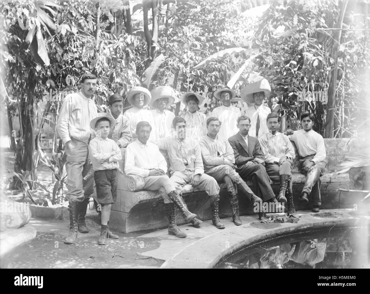 Una fotografia che mostra un gruppo di uomini e ragazzi riuniti fuori durante la Rivoluzione messicana. Questa immagine riflette la partecipazione di vari gruppi alla rivoluzione, evidenziando il contesto storico del conflitto. Foto Stock Una fotografia che mostra un gruppo di uomini e ragazzi riuniti fuori durante la Rivoluzione messicana. Questa immagine riflette la partecipazione di vari gruppi alla rivoluzione, evidenziando il contesto storico del conflitto. Foto Stock