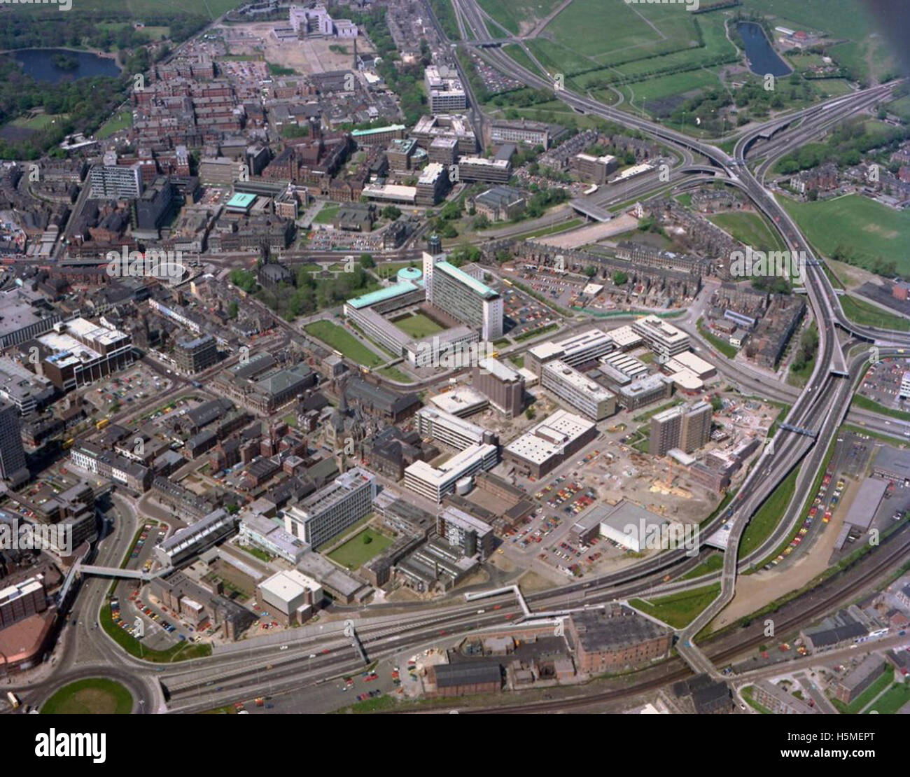Una fotografia del 1977 che mostra il centro amministrativo di Newcastle e la sua area circostante, comprese le strade principali come Haymarket, John Dobson Street e Northumberland Road, con vedute aeree della città e luoghi di interesse come la Newcastle University e la Royal Victoria Infirmary. Foto Stock