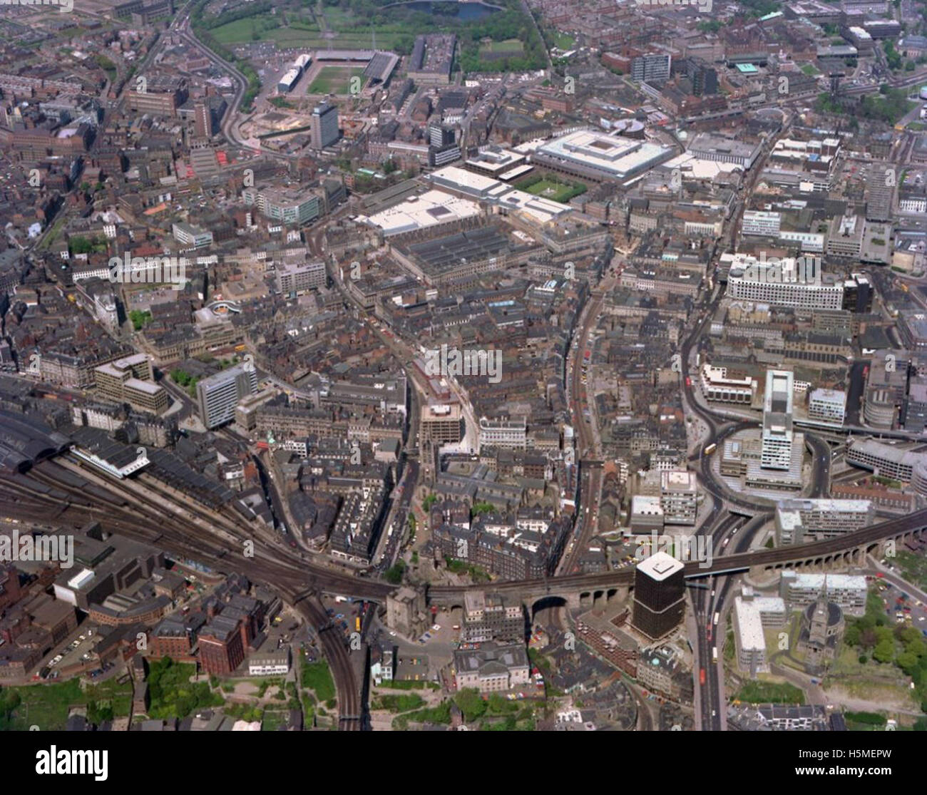Una fotografia aerea del 1977 che mostra il centro di Newcastle upon Tyne, tra cui monumenti importanti come Castle Keep, St James' Park, Grainger Market e St Nicholas Cathedral. Questa immagine cattura l'architettura e il layout urbano del tempo. Foto Stock