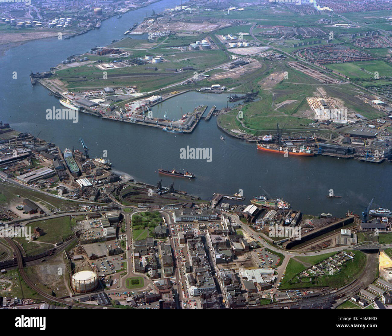 Questa fotografia aerea del 1977 mostra South Shields nel nord-est dell'Inghilterra, con vista sul molo di Albert Edward. Mette in evidenza l'industria della riparazione navale, i bacini di carenaggio e le navi nel fiume Tyne. Foto Stock