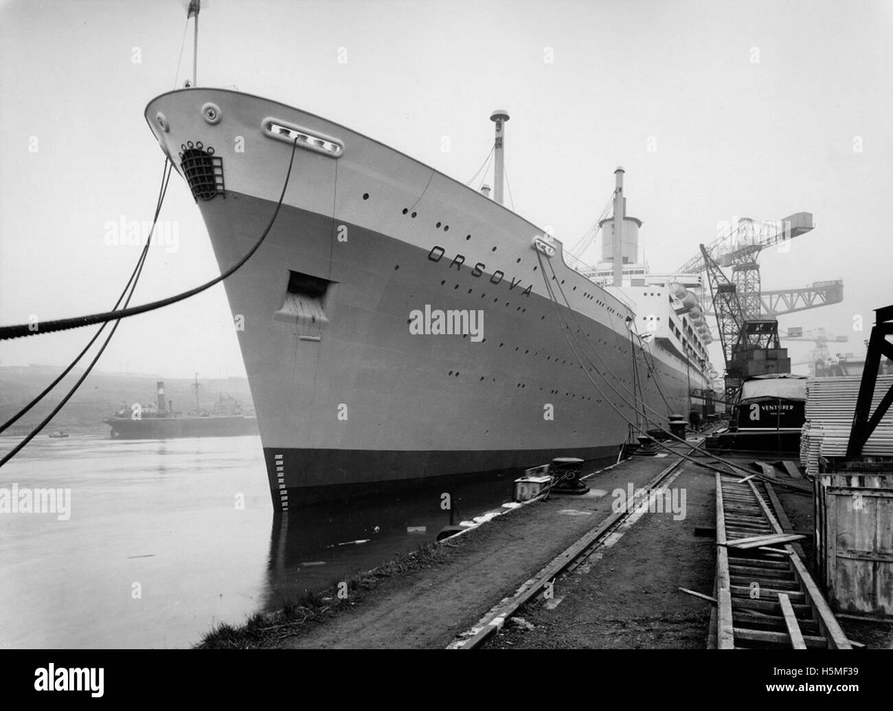 La SS Orsova, una nave di linea passeggeri, attraccata in un cantiere navale di Newcastle upon Tyne il 14 maggio 1953. Fu costruito dalla Elswick Shipyard per la Orient Line, una sussidiaria della P&O. Questa immagine raffigura la costruzione navale e il patrimonio marittimo della nave in quel momento. Foto Stock