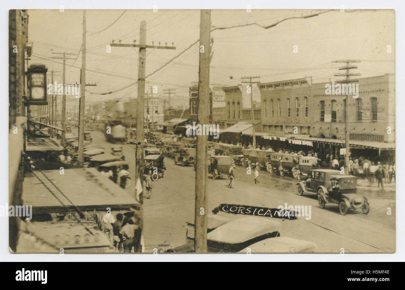 Corsicana, una città situata nella contea di Navarro, Texas, è nota per il suo significato storico nell'industria petrolifera e per il suo ruolo di centro per l'agricoltura. La città, fondata nel 1840, ha svolto un ruolo importante nello sviluppo economico dello stato. Foto Stock