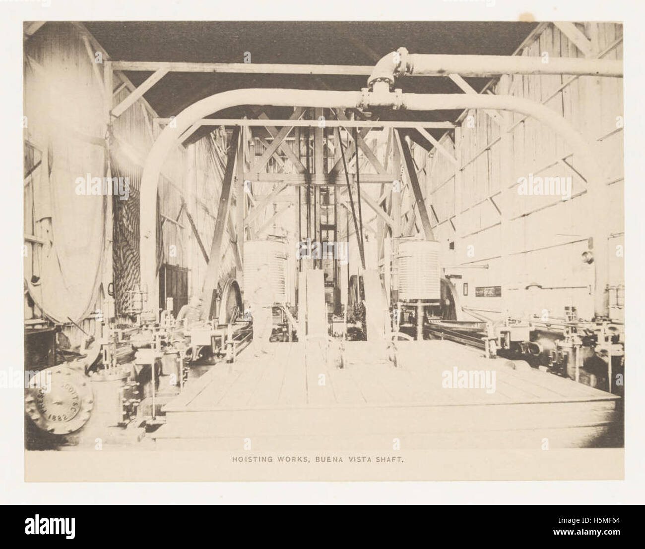 I lavori di sollevamento a Buena Vista Shaft facevano parte dell'infrastruttura mineraria utilizzata per trasportare materiali dalle profondità sotterranee. Situate in una regione mineraria, queste opere hanno svolto un ruolo cruciale nel funzionamento della miniera, garantendo un trasporto efficiente delle risorse minerarie verso la superficie per la lavorazione e la distribuzione. Foto Stock
