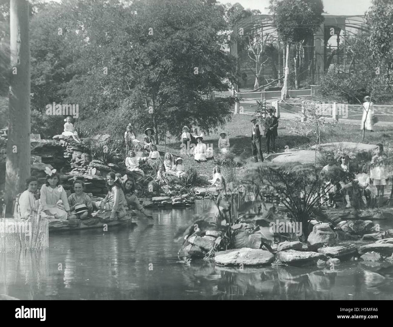 Una fotografia storica del Taronga Park Zoo nel 1924, che mostra le prime infrastrutture dello zoo e le mostre di animali. Foto Stock