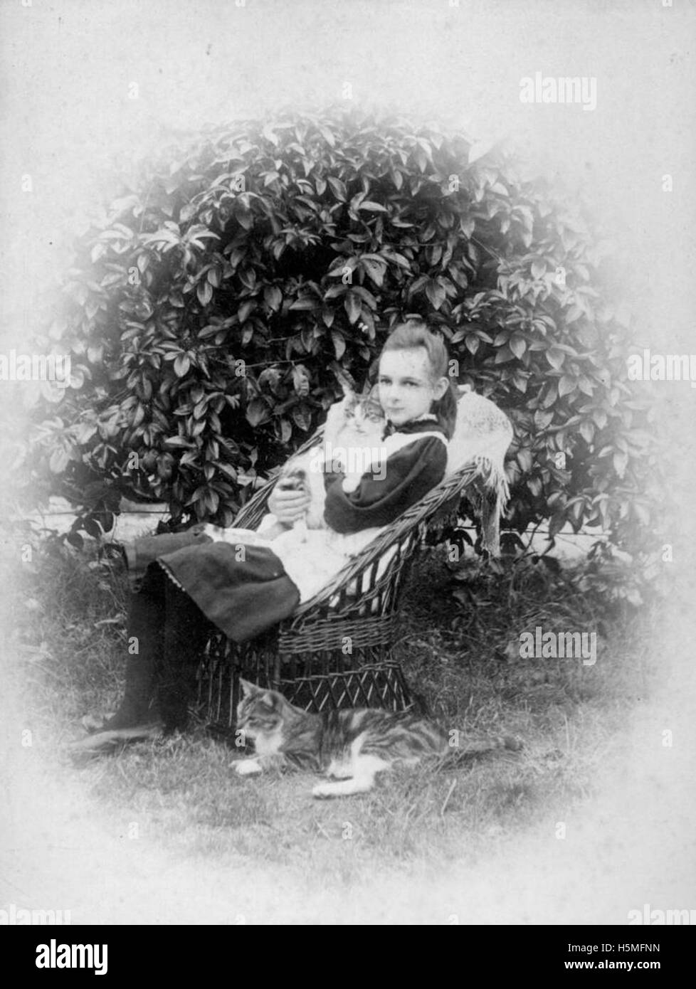 Una fotografia di May Lacy, scattata intorno al 1885, raffigurante lei con i suoi gatti, che fornisce un momento personale della fine del XIX secolo. Foto Stock