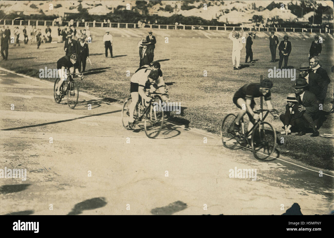 Escursioni in bicicletta al velodromo di circuito in Brisbane, CA 1923 Foto Stock