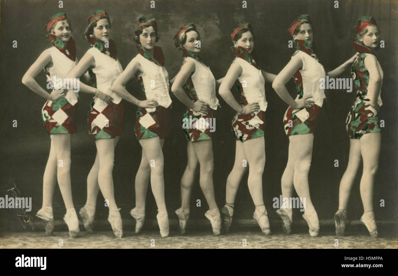 Una fotografia di ballerini che si esibiscono sui piedi, scattata nel 1931. L'immagine mostra i ballerini a metà spettacolo, dimostrando la grazia e la disciplina del balletto classico. Foto Stock