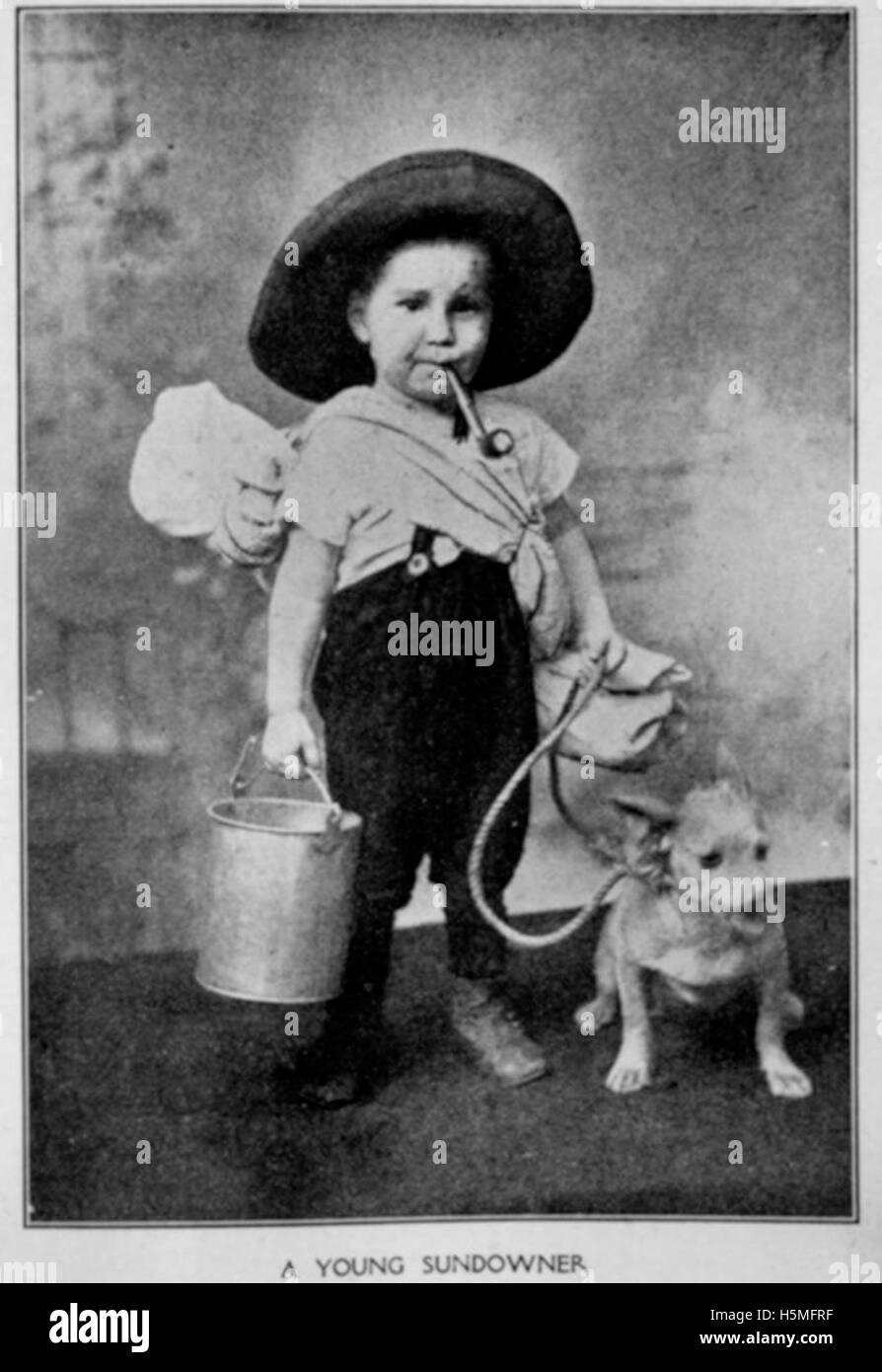 Ragazzo giovane nella foto con una swag e billycan, Febbraio 1913 Foto Stock