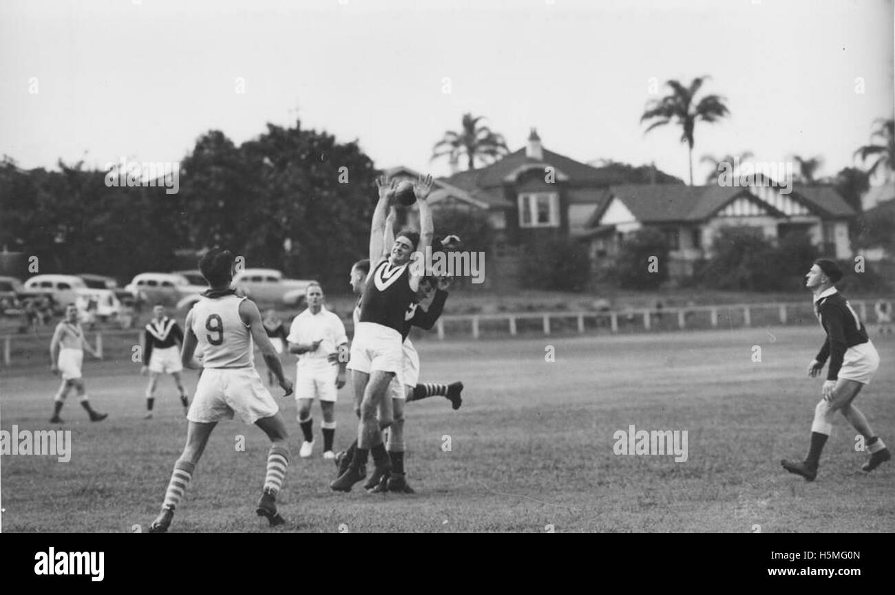 Questo titolo si riferisce a una partita tra Taringa e Wests, due squadre di football australiano. La partita si è svolta a Perry Park, noto per ospitare eventi sportivi locali in Australia. Foto Stock