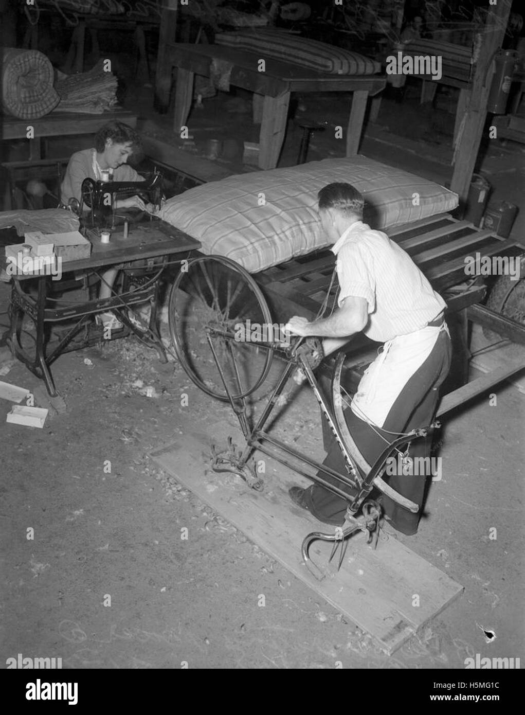 Una bicicletta viene utilizzata per generare energia alla Bruce Pies Bedding Company il 21 luglio. Questo metodo di produzione di energia presenta un approccio innovativo alla produzione di energia in un ambiente industriale, che riflette l'intraprendenza delle aziende che in passato hanno utilizzato metodi alternativi per alimentare i macchinari. Foto Stock