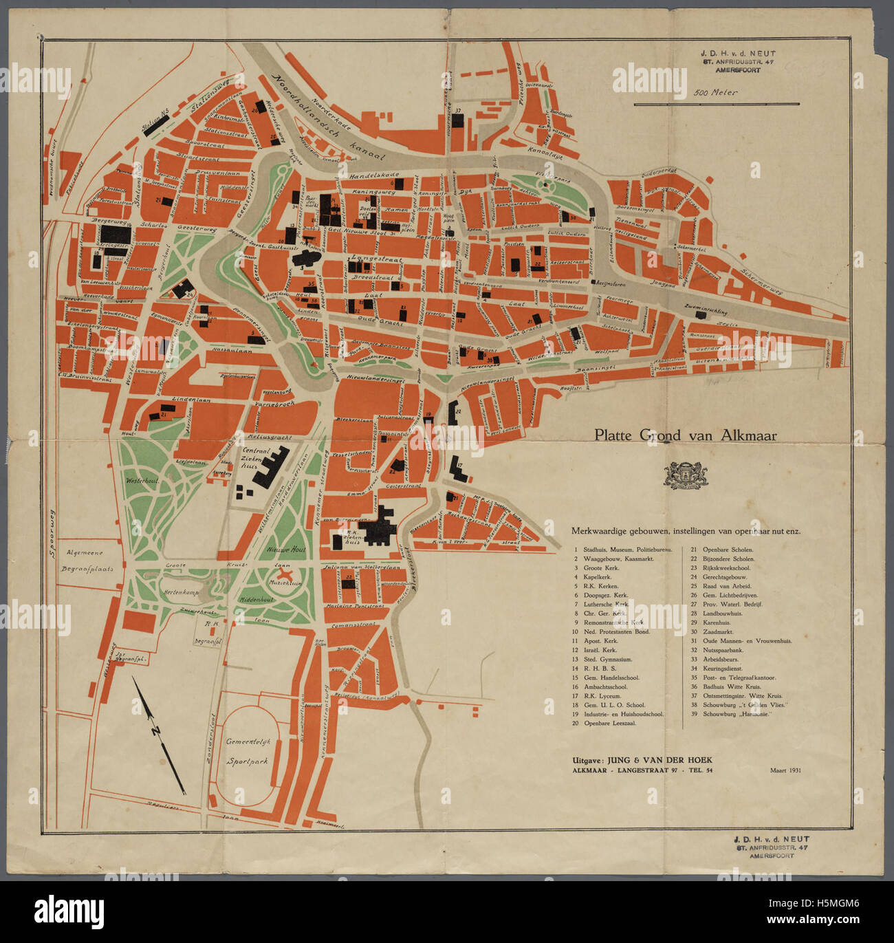 Una fotografia che mostra la città di Alkmaar, Paesi Bassi, nel 1931. Questa foto storica cattura l'architettura e la vita urbana del tempo. Foto Stock
