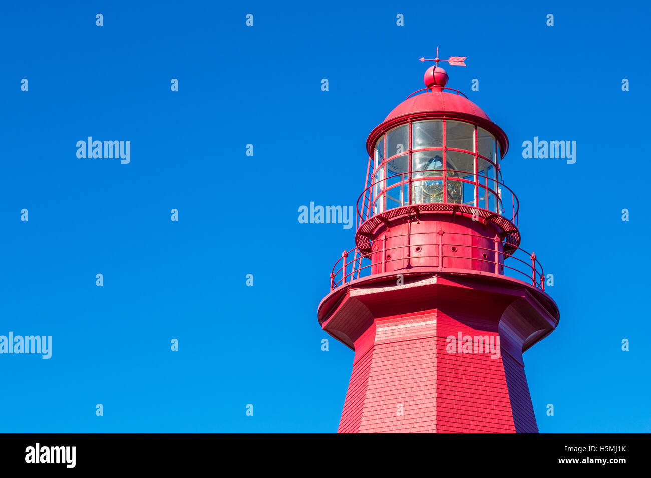 In alto di un faro rosso oltre il cielo blu in Gaspesie, Quebec (La Martre) Foto Stock